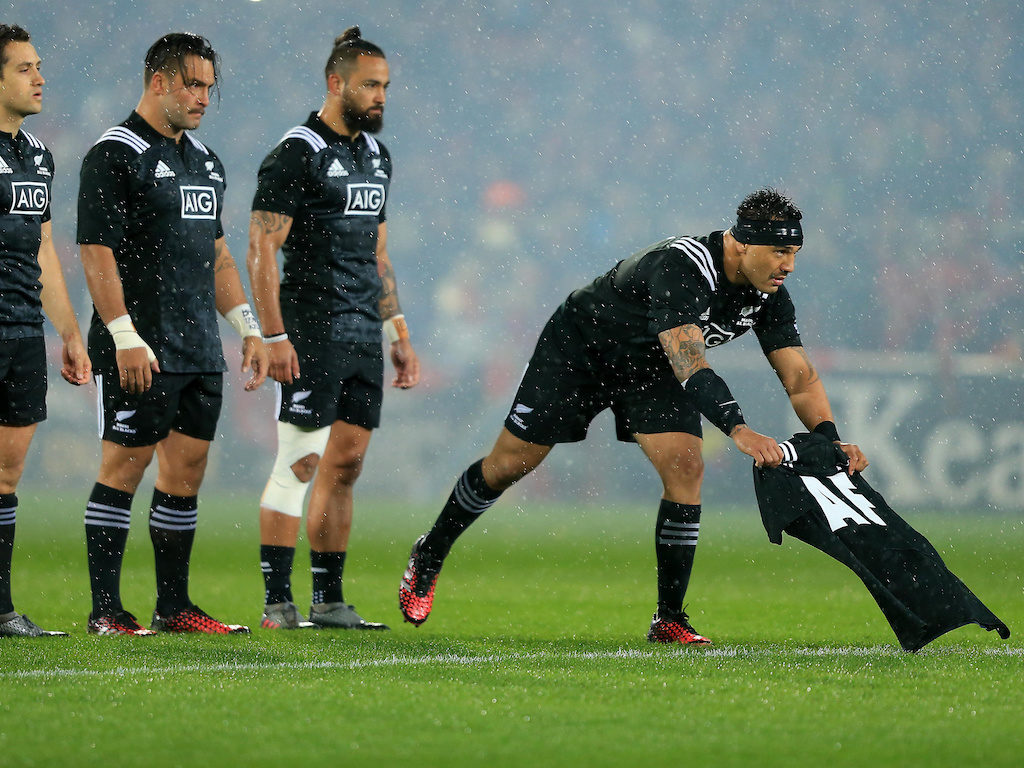 LIMERICK, IRELAND - NOVEMBER 11: Maori All Blacks players present a shirt in memory of former Munster Coach Anthony Foley before the friendly match between Munster and Maori All Blacks at Thomond Park on November 11, 2016 in Limerick, Ireland. (Photo by Stephen Pond/Getty Images)