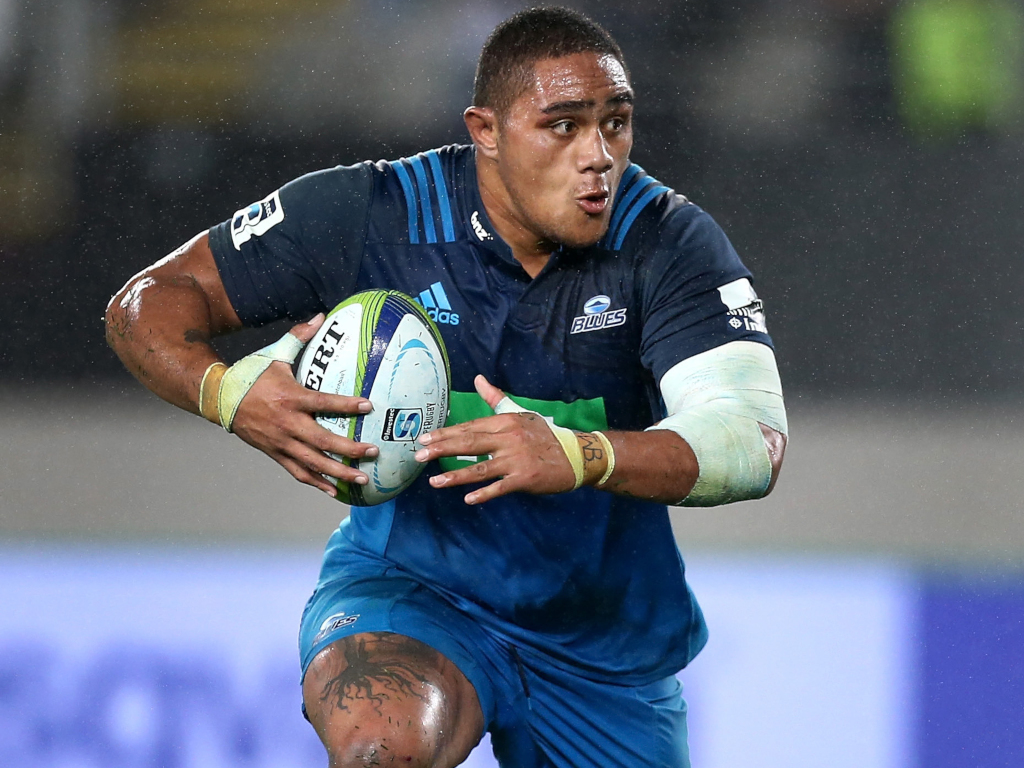 Blues beat Chiefs to maintain play-off hopes