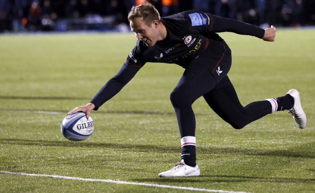 Saracens ease past 14-man Sale Sharks