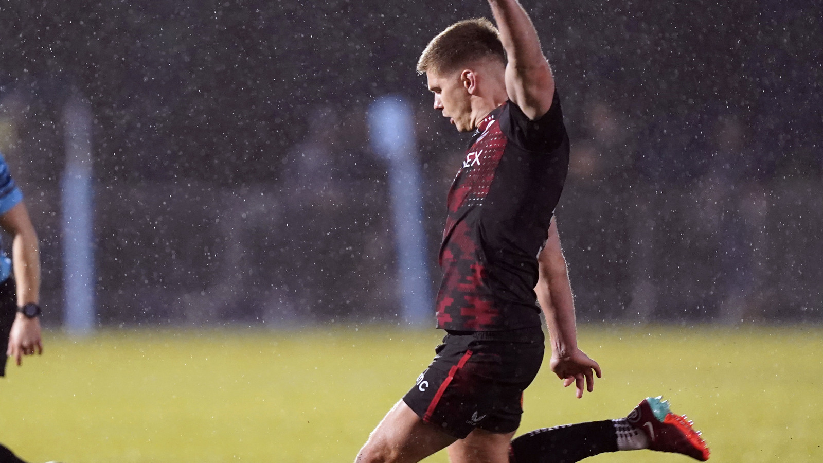 Premiership: Owen Farrell stars as Saracens thump Exeter while Bath and Gloucester also claim wins