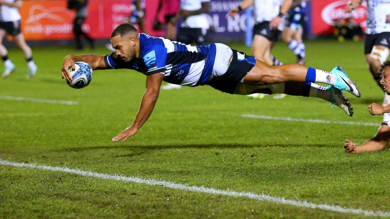 Bath centre Ollie Lawrence scoring against Bristol Bears.