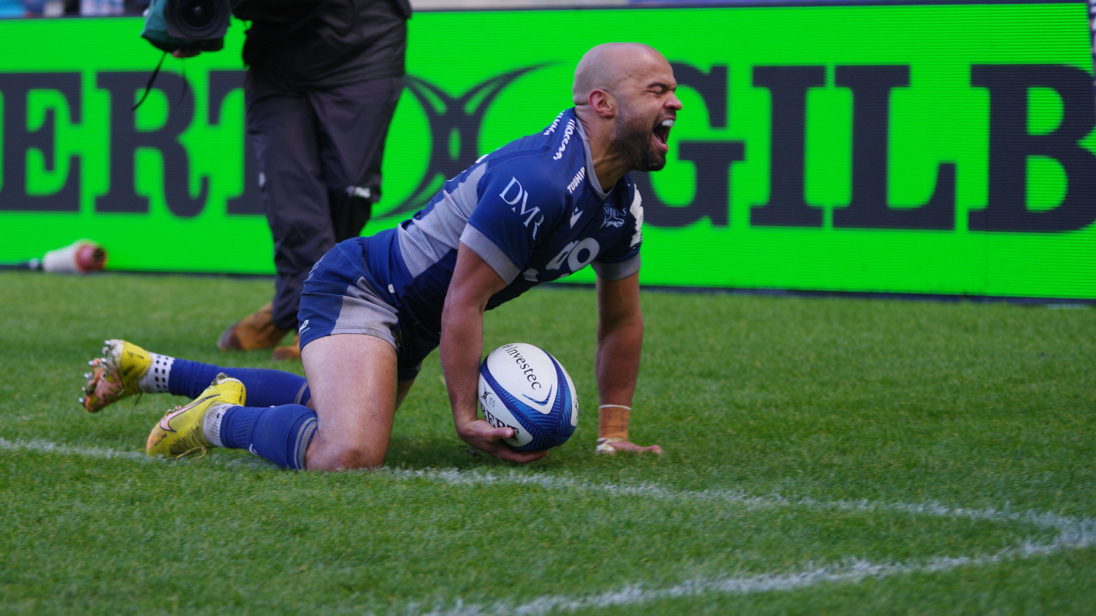 Tom O'Flaherty scoring a try for Sale Sharks against Stade Francais.
