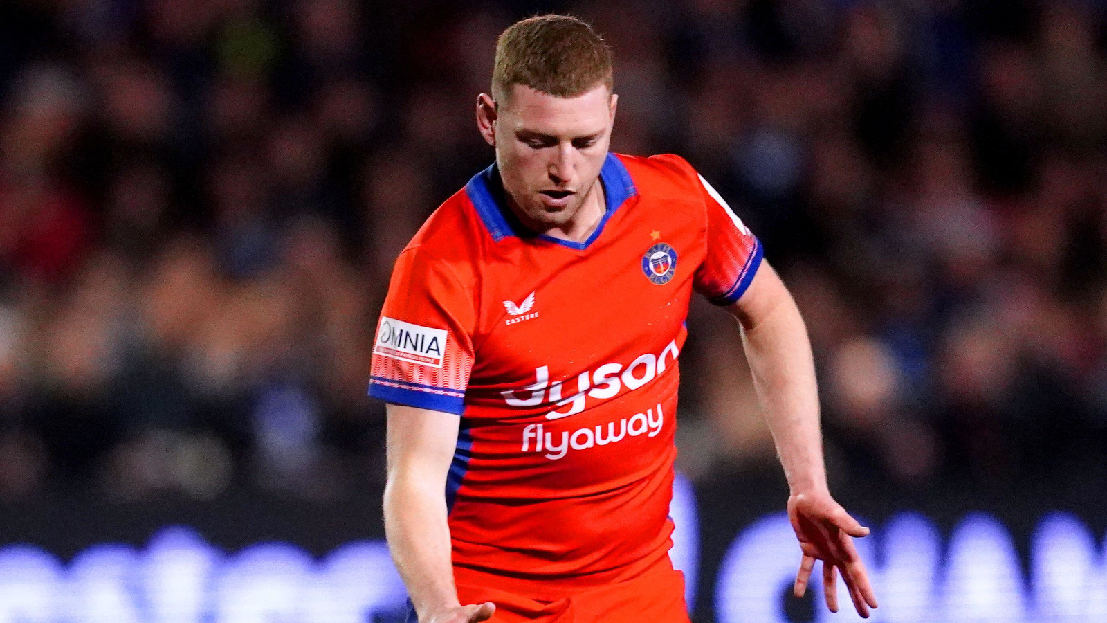 Finn Russell about to kick for Bath.