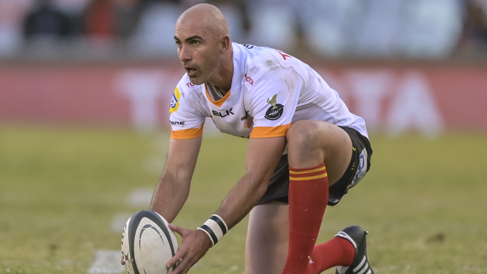 Cheetahs veteran Ruan Pienaar setting the ball.