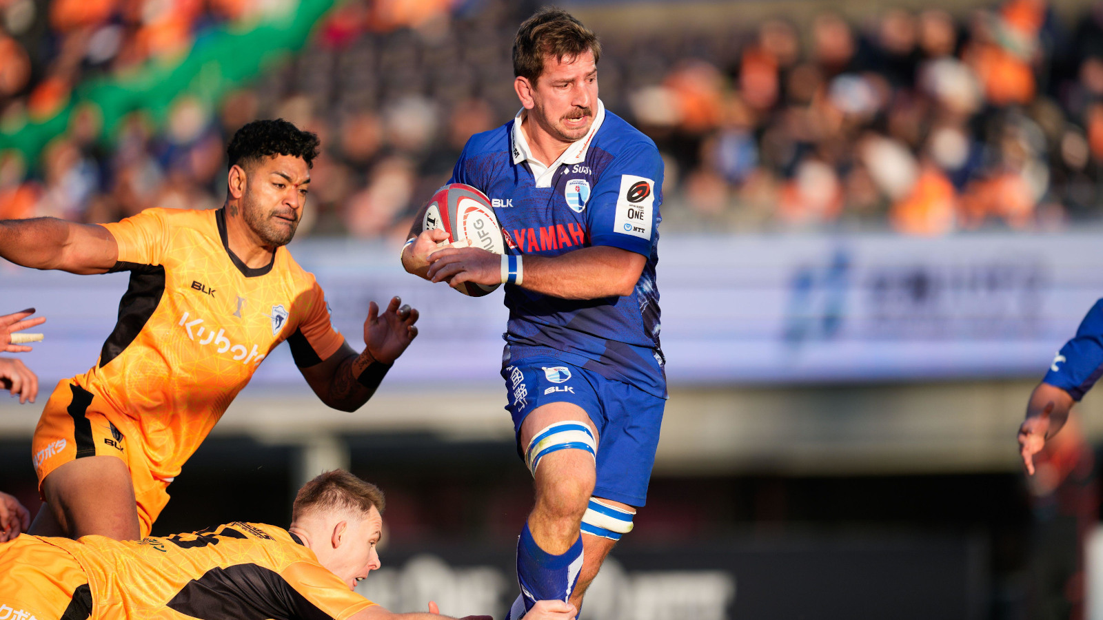 Kwagga Smith in action for Shitzuoka BlueRevs.