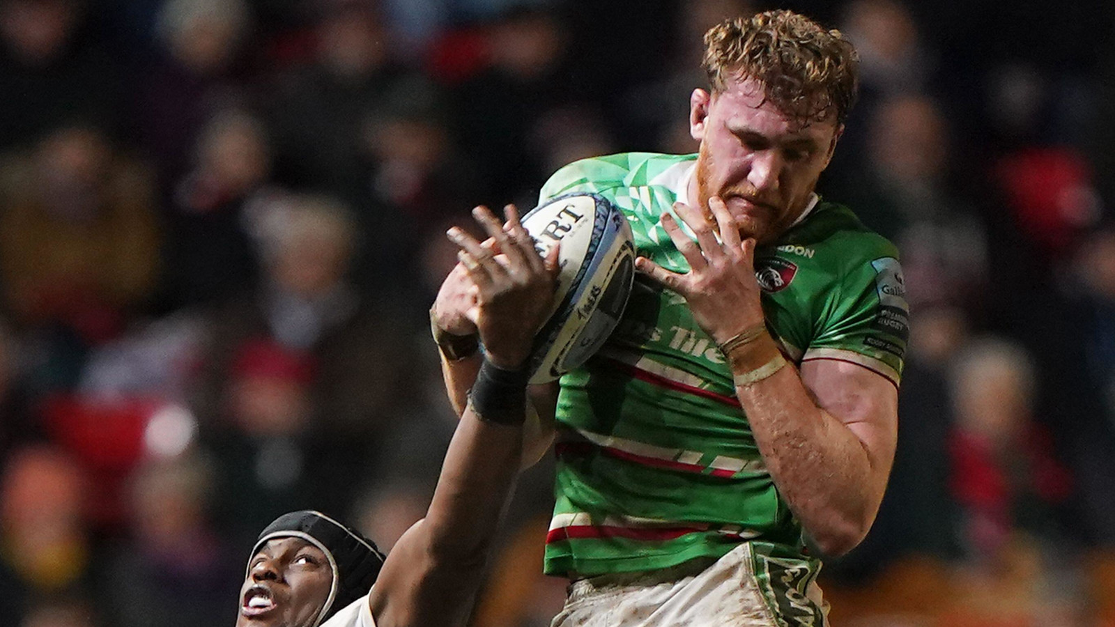 Maro Itoje challenges Ollie Chessum at a lineout in Leicester v Saracens clash 2024.