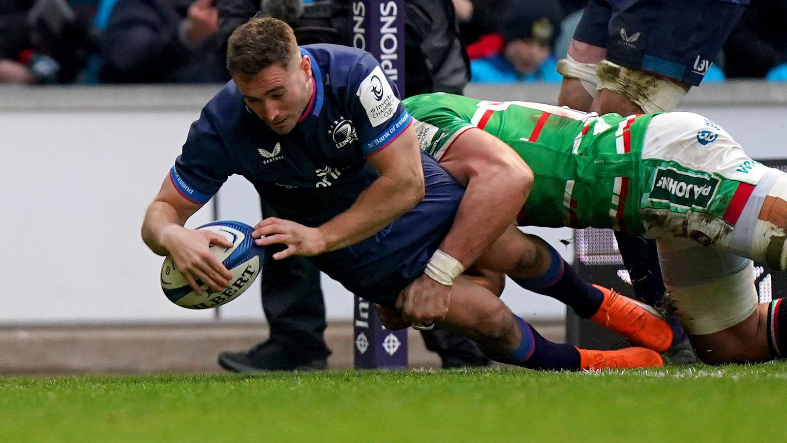 Leinster wing Jordan Larmour scoring against Leicester Tigers.
