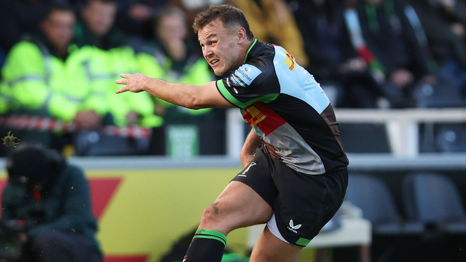Jarrod Evans kicking for Harlequins.