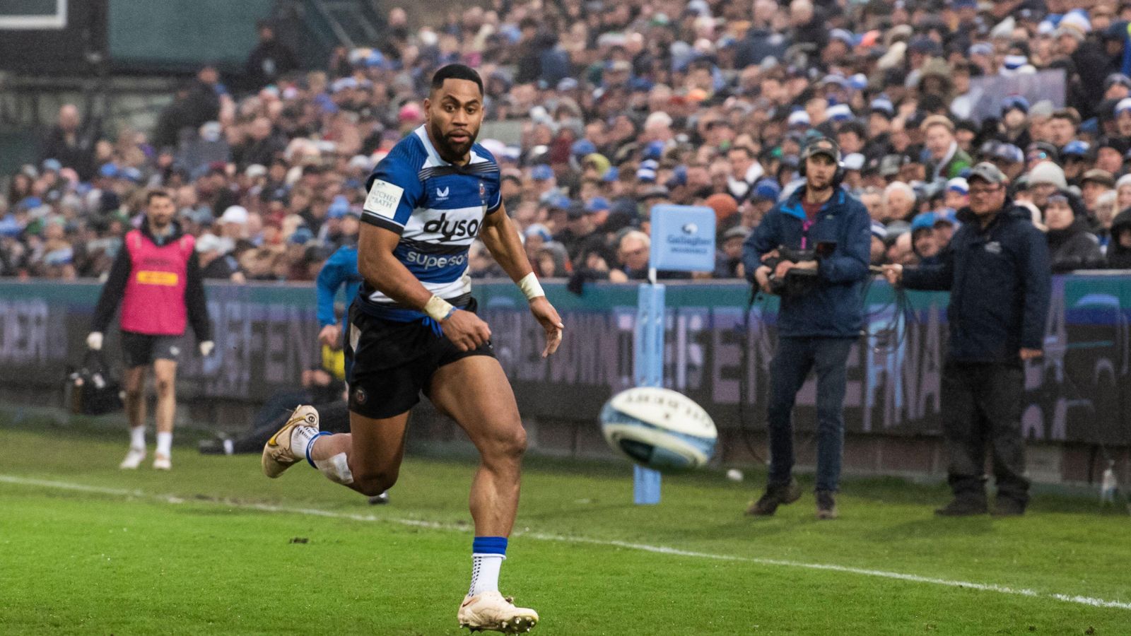 Bath Rugby Joe Cokanasiga in action at the Bath Rugby vs Harlequins