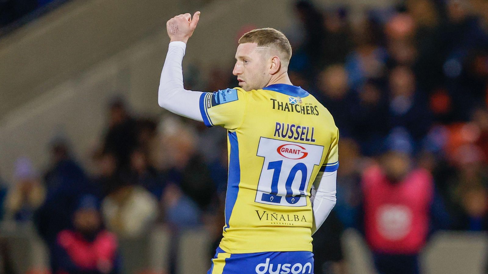 Finn Russell of Bath Rugby thumbs up to team mates.