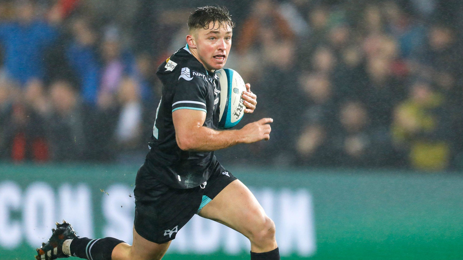 Dan Edwards in action for the Ospreys in the URC.