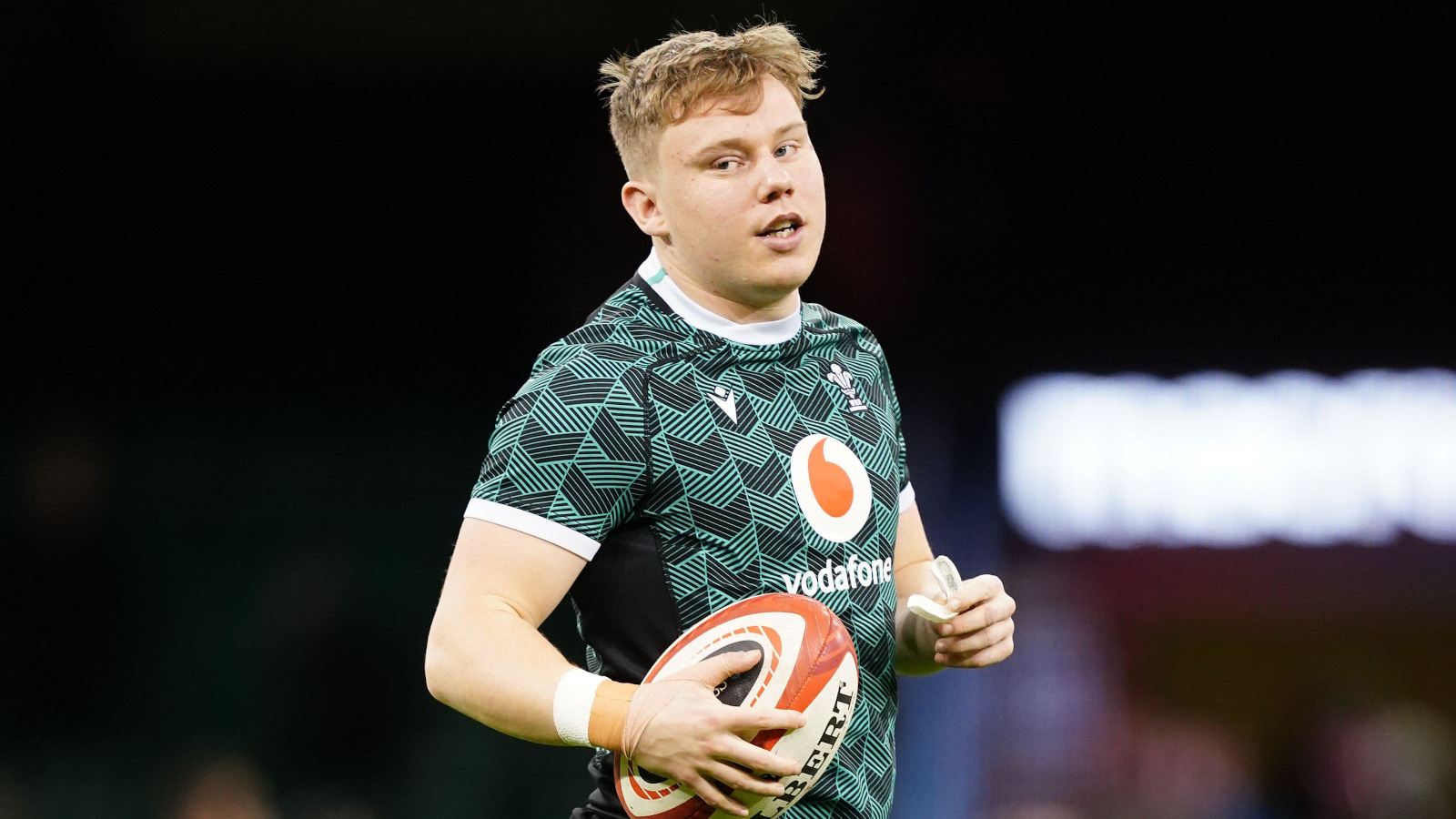 Wales fly-half Sam Costelow warming up.