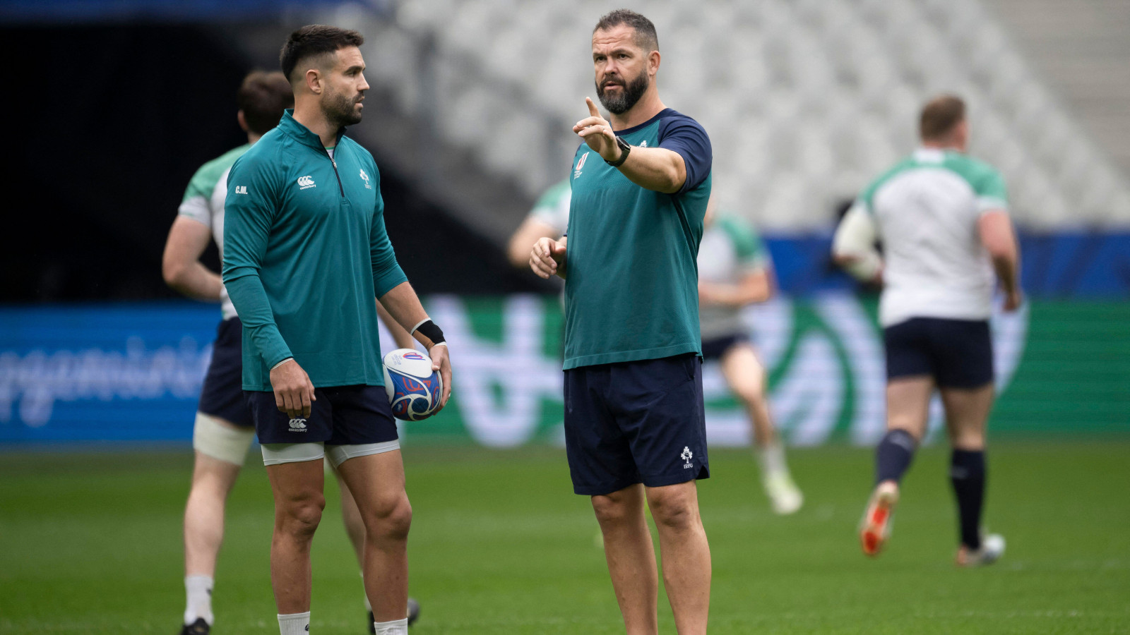 Ireland head coach Andy Farrell speaking with scrum-half Conor Murray.