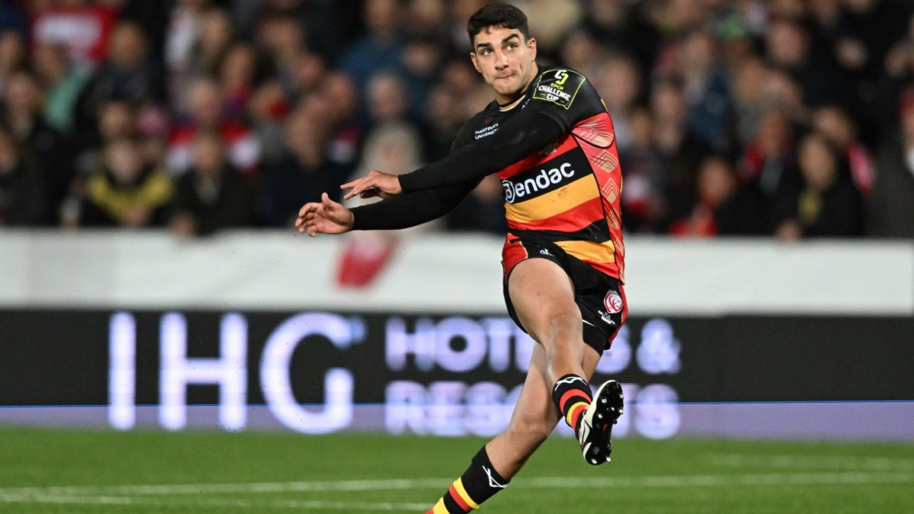 Gloucester's Santiago Carreras kicking for goal.