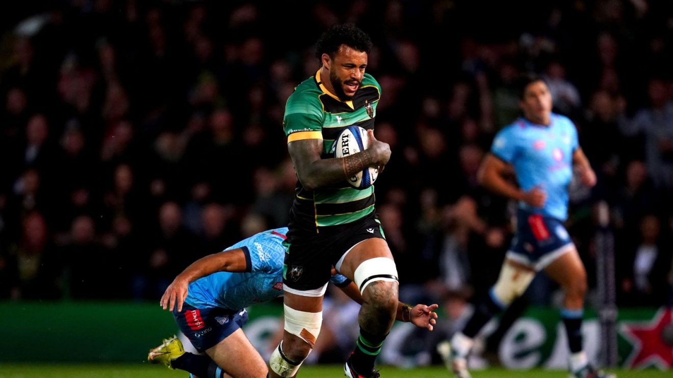 Northampton Saints' Courtney Lawes on his way over to score