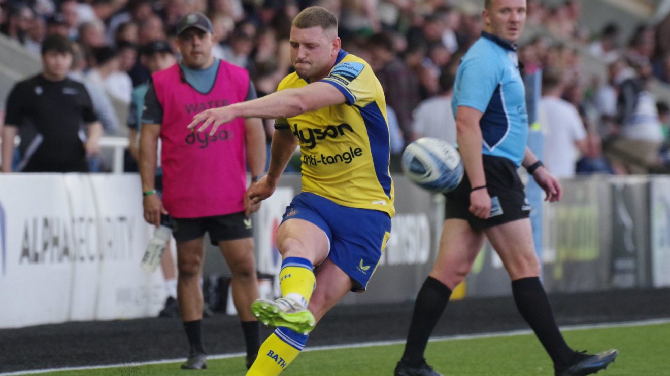 Finn Russell kicking at goal for Bath.