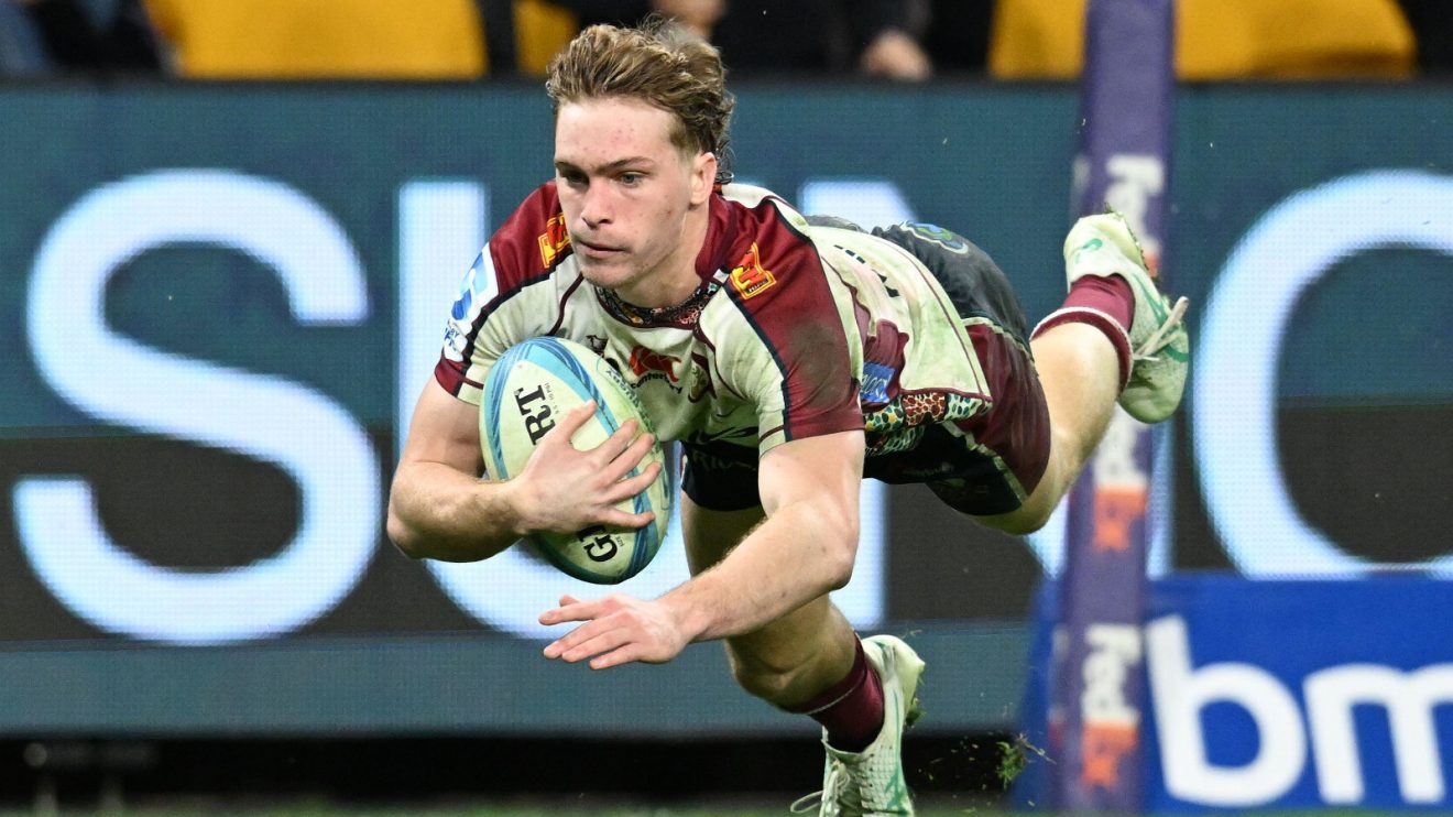Tim Ryan scoring a try for the Reds.
