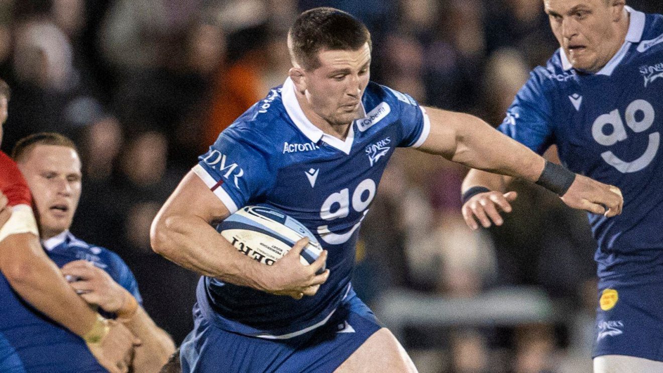 Sale Sharks flanker Tom Curry on a run.