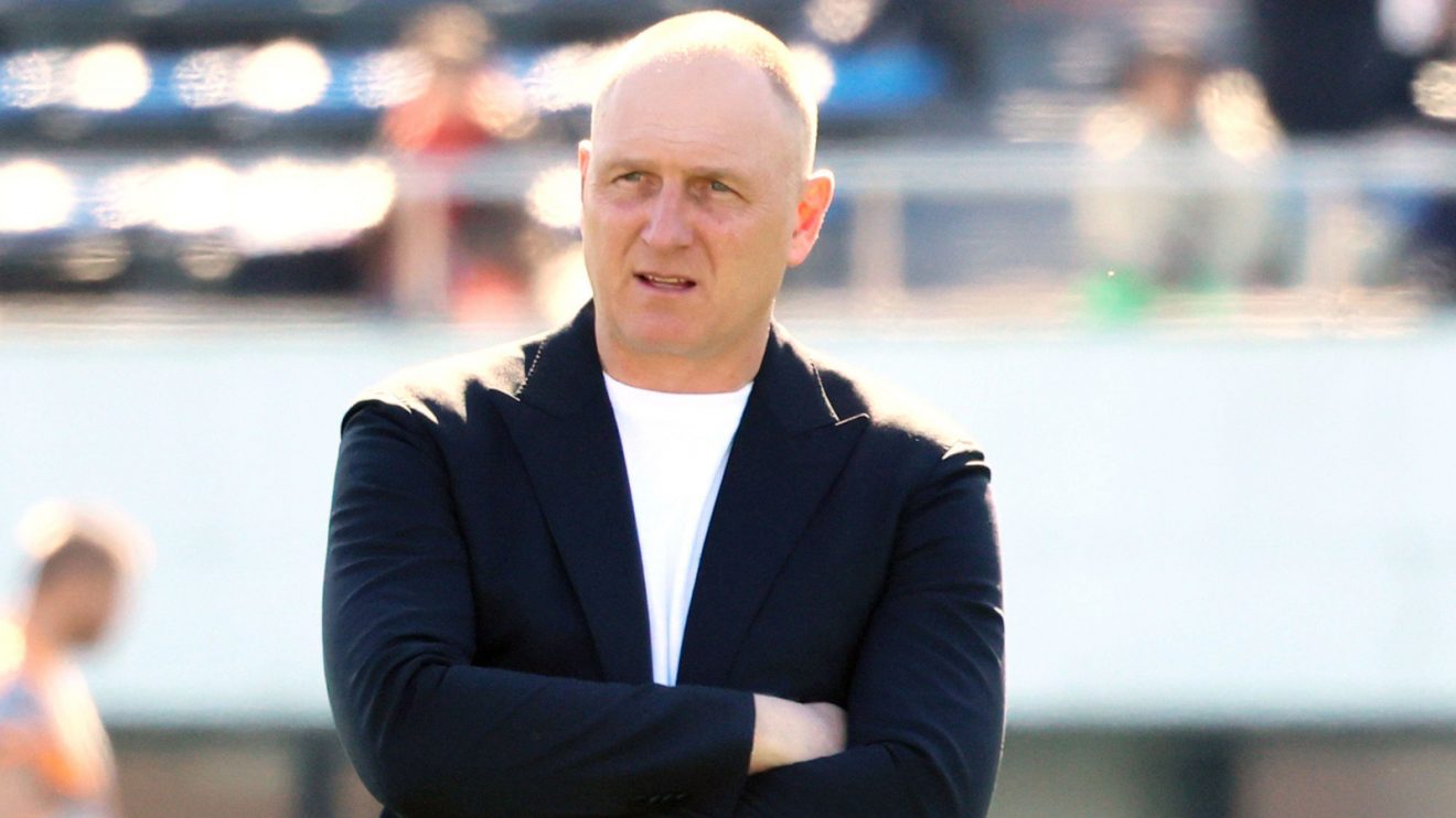 Peter Hewat as Ricoh Black Rams Tokyo head coach.