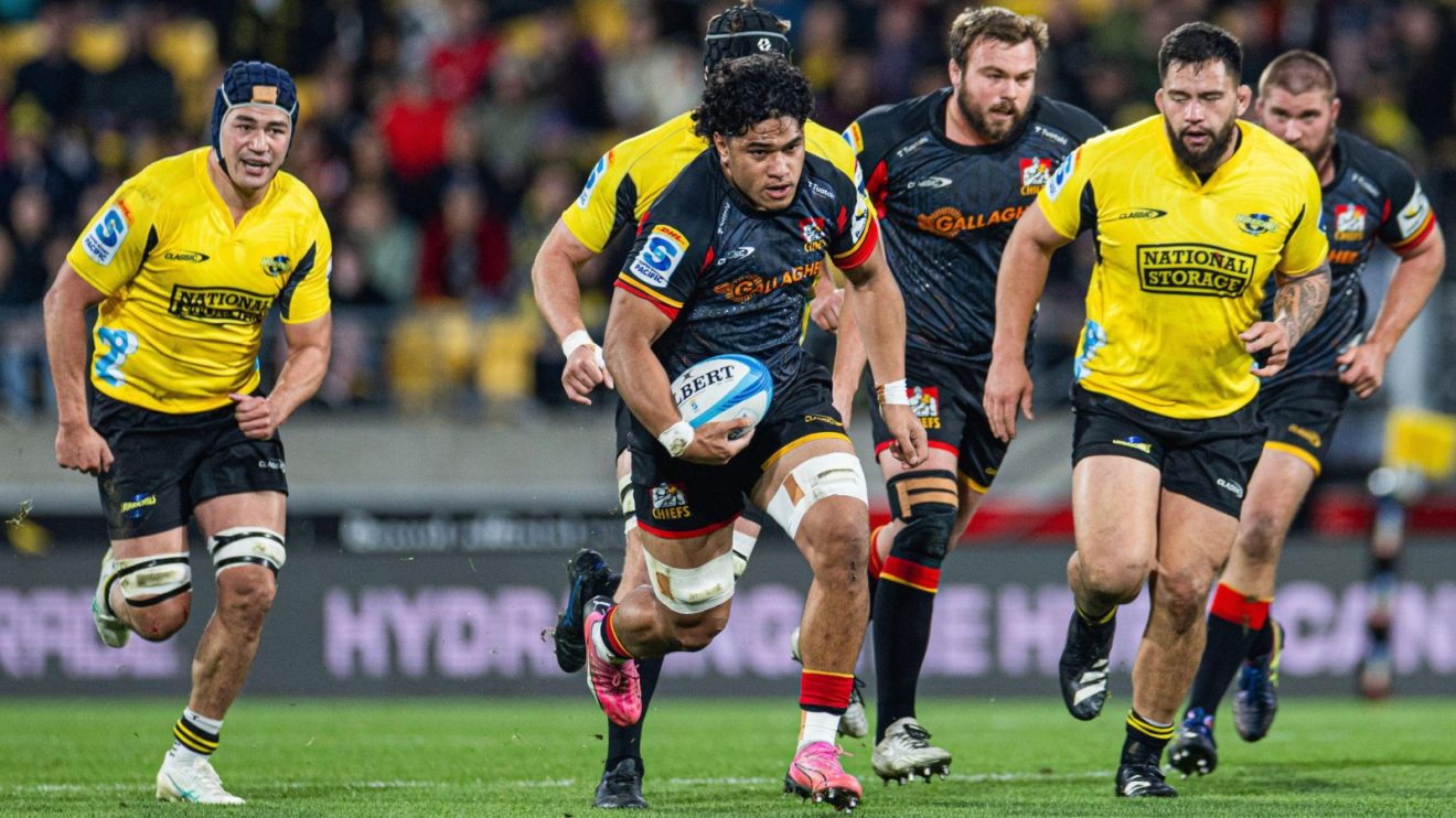 Chiefs number eight Wallace Sititi making a break against Hurricanes.