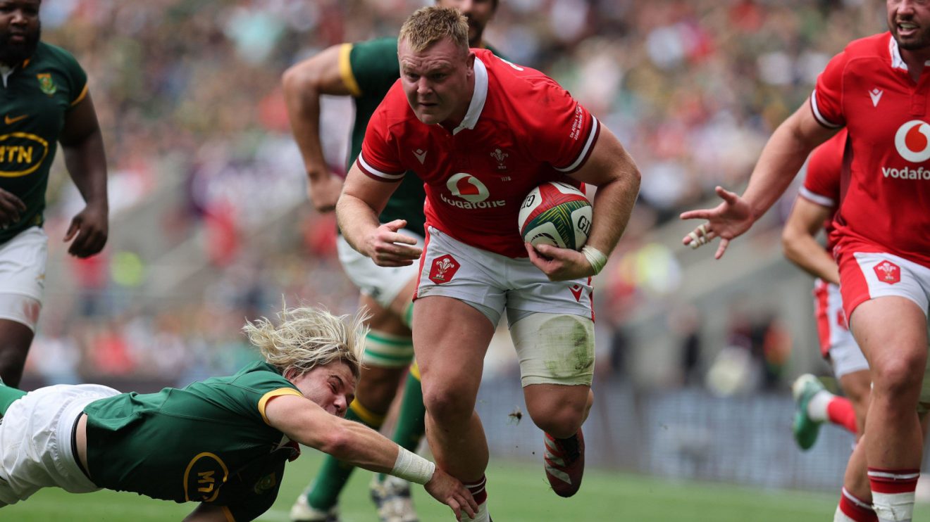 Wales' Dewi Lake evading a tackle from Springboks' Faf de Klerk to score in 2024 Test.