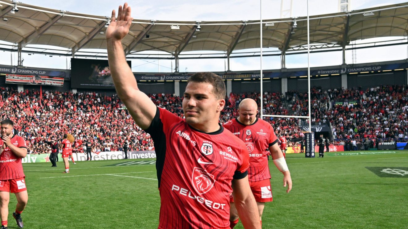 Antoine Dupont waving to the crowd after Toulouse win in 2024.