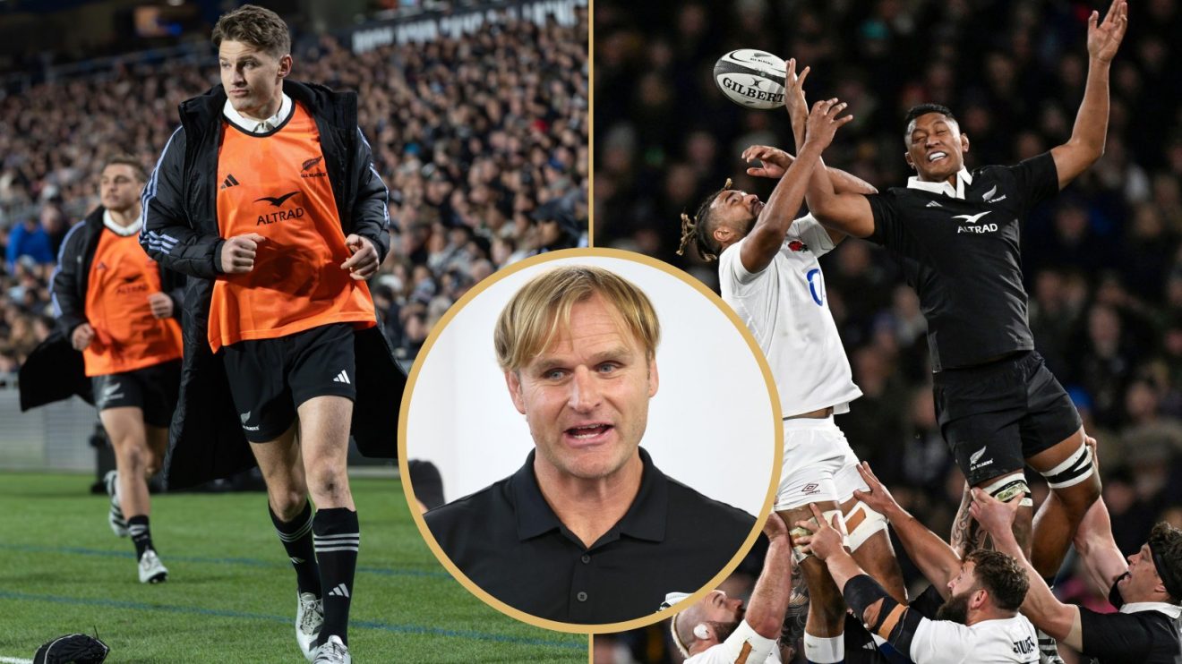 Split with All Blacks Beauden Barrett, Samipeni Finau and head coach Scott Robertson.