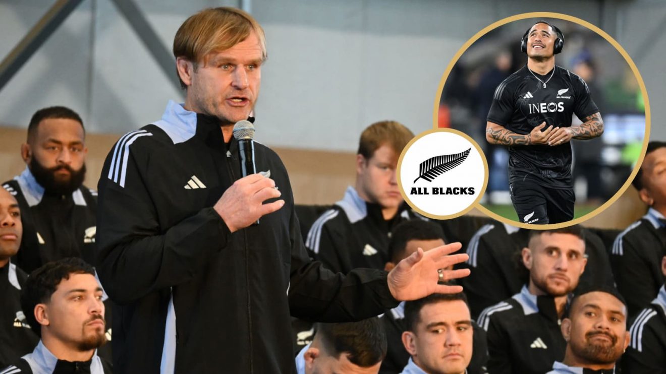 All Blacks head coach Scott Robertson alongside former Test scrum-half Aaron Smith.