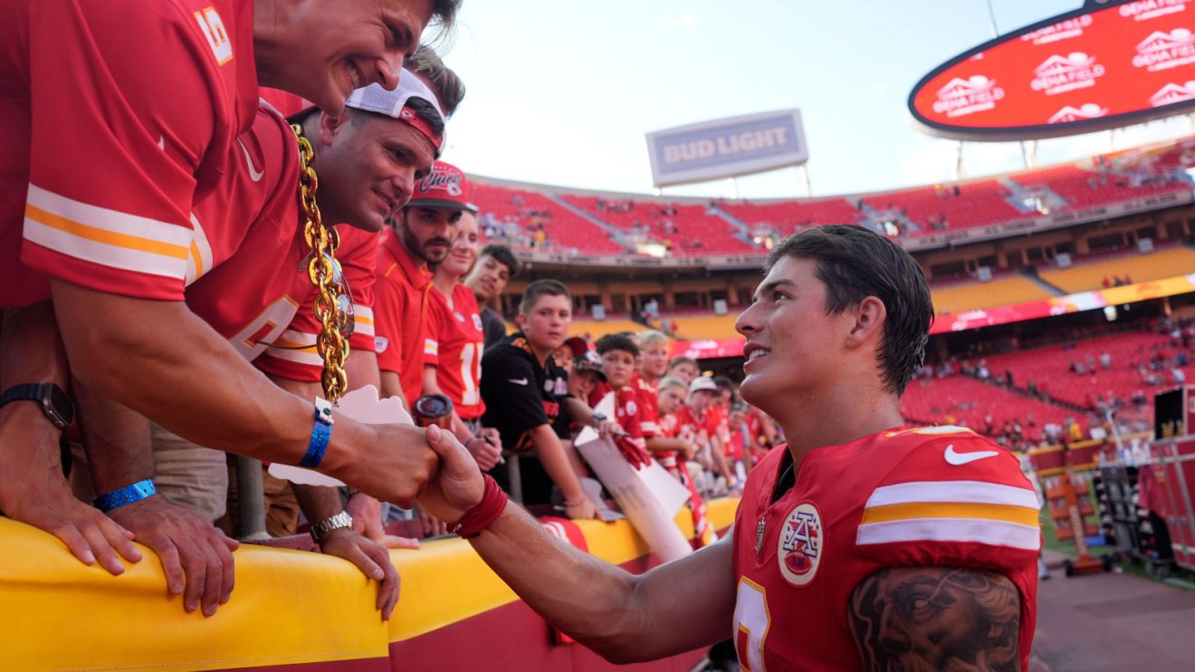 Louis Rees-Zammit meets the Kansas City Chiefs fans.