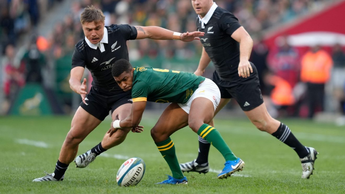 Cortez Ratima and Grant Williams contest for the ball.