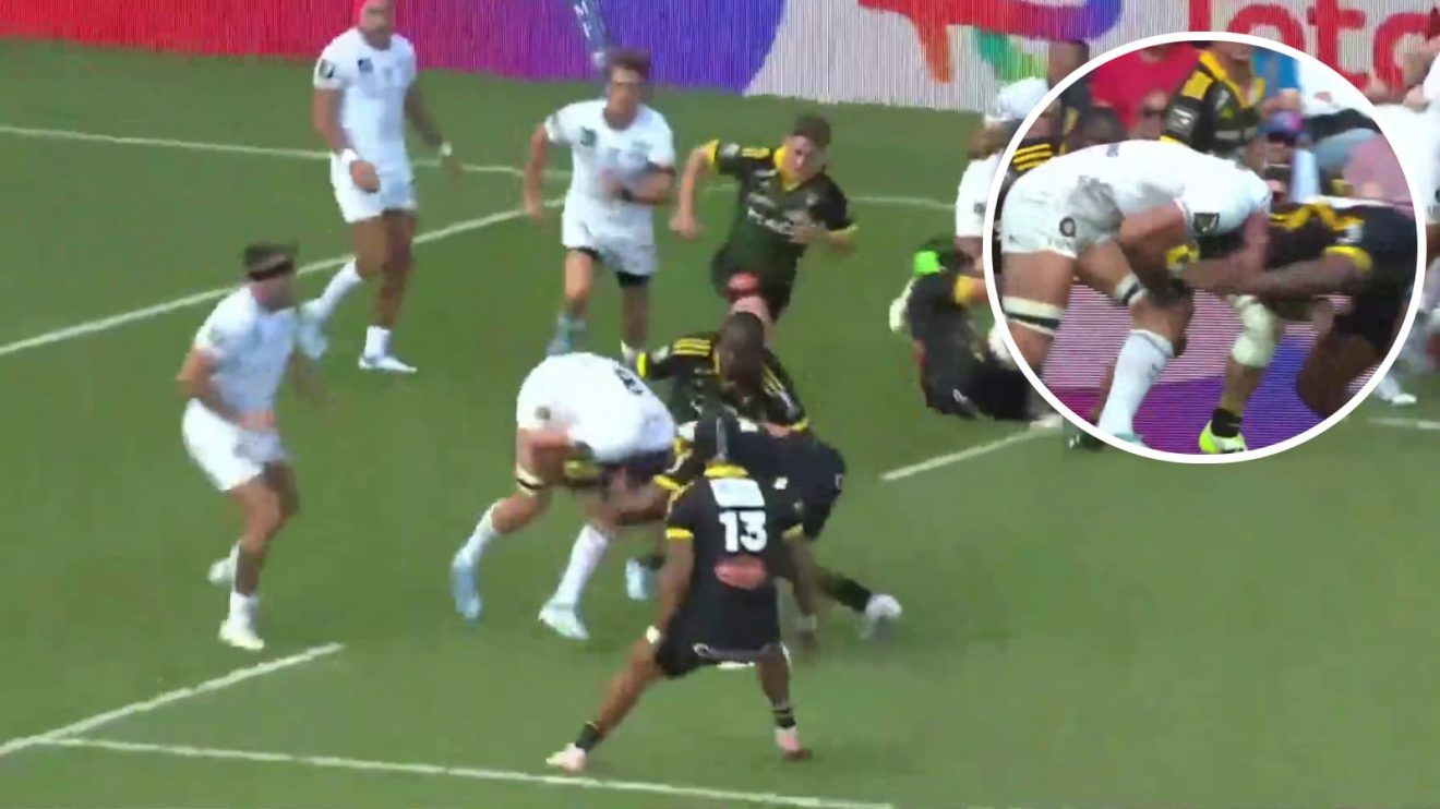 Charles Ollvion and Jonathan Danty collide during the Top 14.