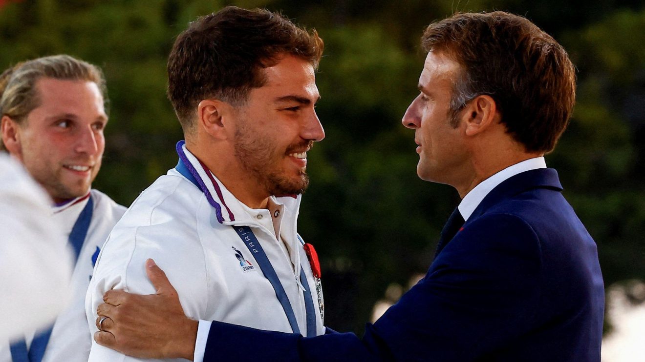 Antoine Dupont and Emmanuel Macron image 2024 - Alamy.jpg