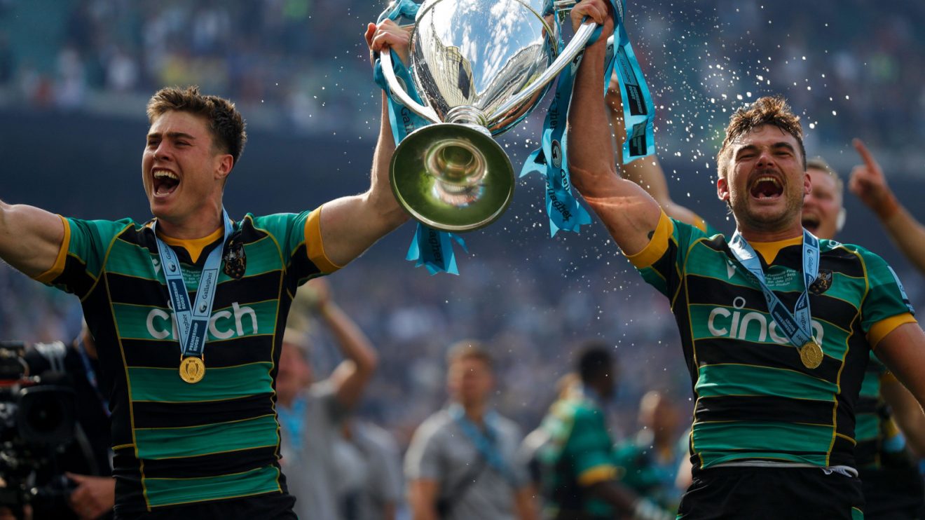 Tommy Freeman and George Furbank hold the Premiership trophy aloft.