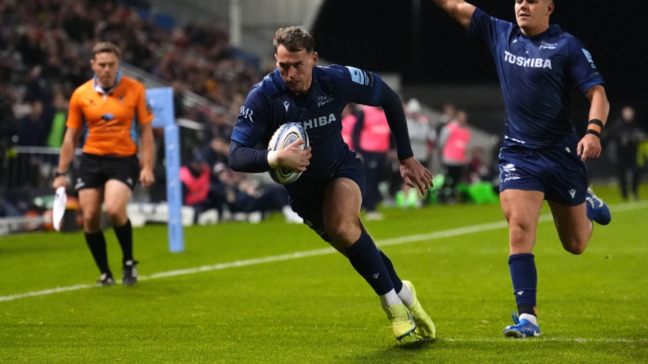 Tom Roebuck scores for Sale Sharks.