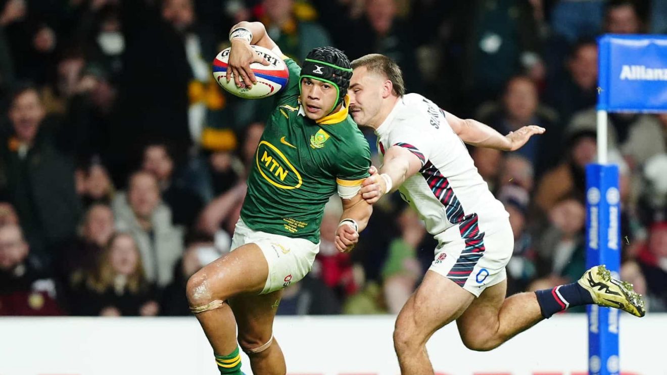 England's Ollie Sleightholme (right) fails to prevent South Africa's Cheslin Kolbe (left) from scoring their side's third try of the game during the Autumn international match at the Allianz Stadium, London.
