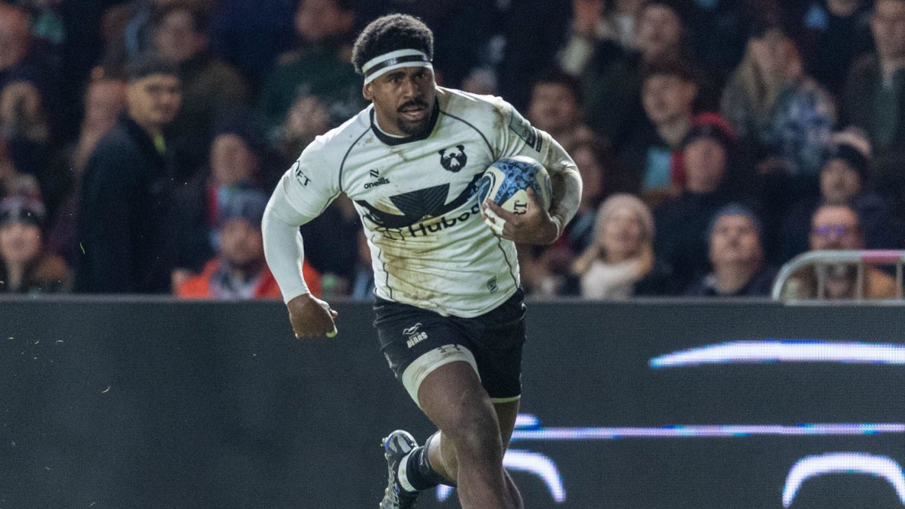 Kalaveti Ravouvou scoring for Bristol Bears.