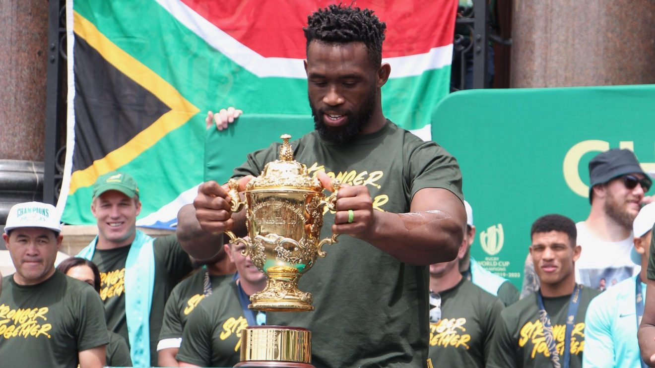 Siya Kolisi with Rugby World Cup trophy 2023 - Alamy