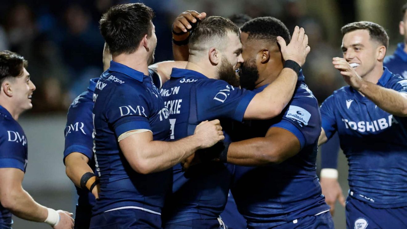 Luke Cowan-Dickie celebrates scoring a try for Sale Sharks in 2024.
