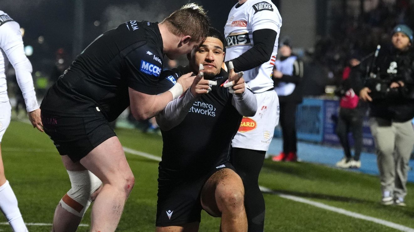 Glasgow Warriors centre Sione Tuipulotu celebrates try.