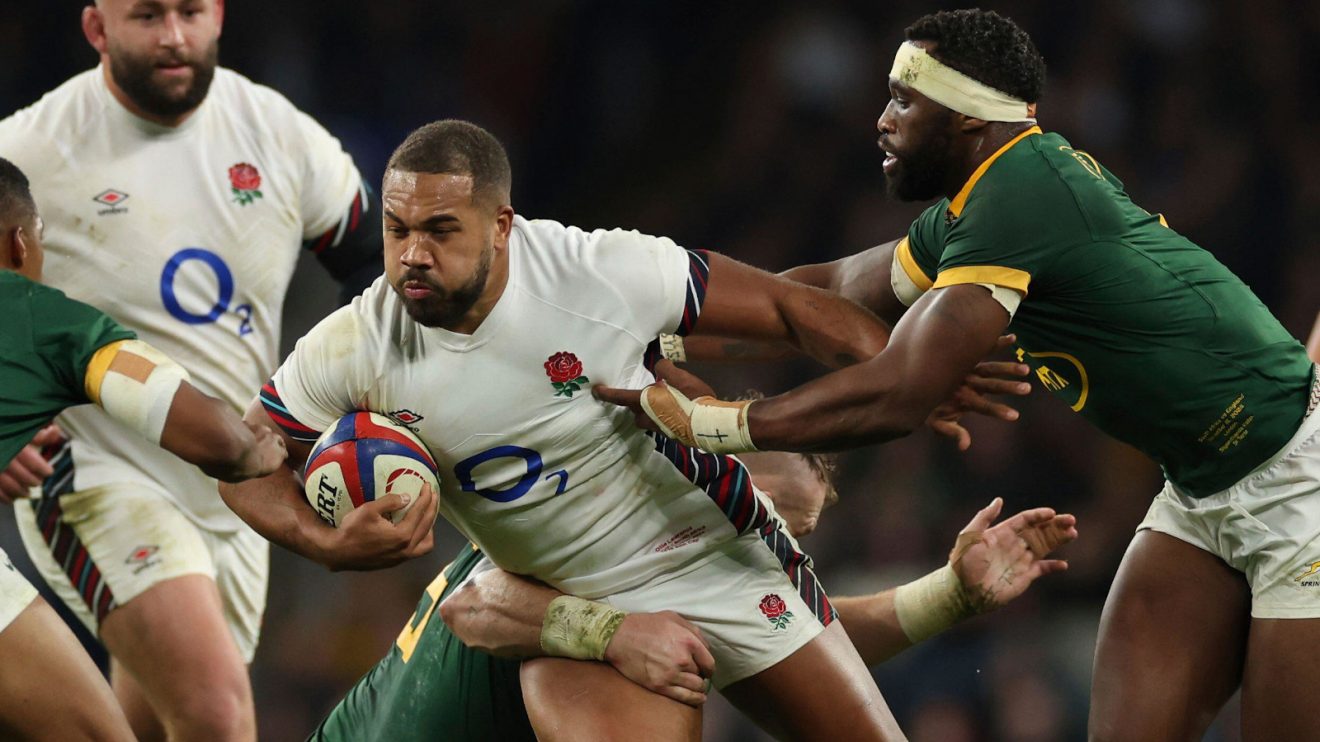 England centre Ollie Lawrence looks to evade Springboks flanker Siya Kolisi.