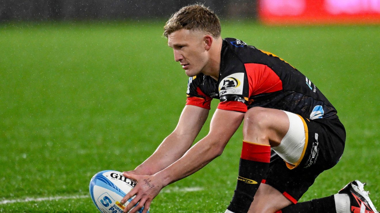 Damian McKenzie lining up a shot at goal for Chiefs.