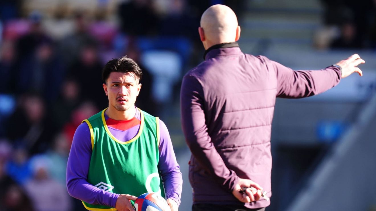 England head coach Steve Borthwick speaking with playmaker Marcus Smith.