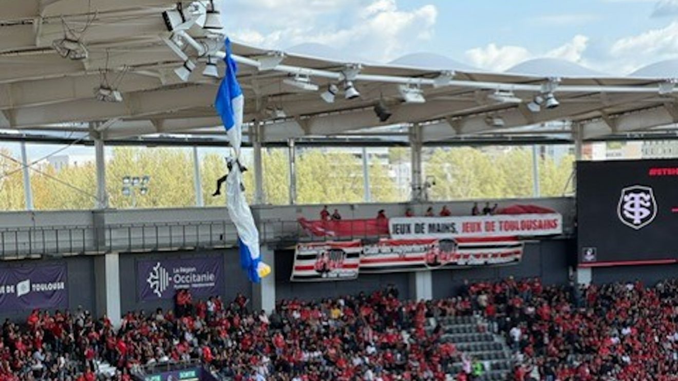 Parachutist stuck before Toulouse game.
