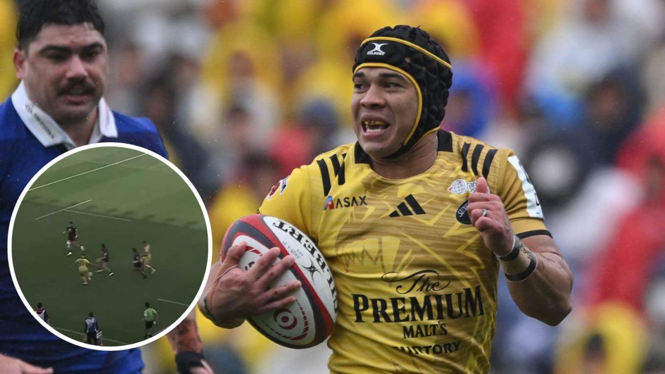 Springboks winger Cheslin Kolbe in action for Suntory Sungoliath.