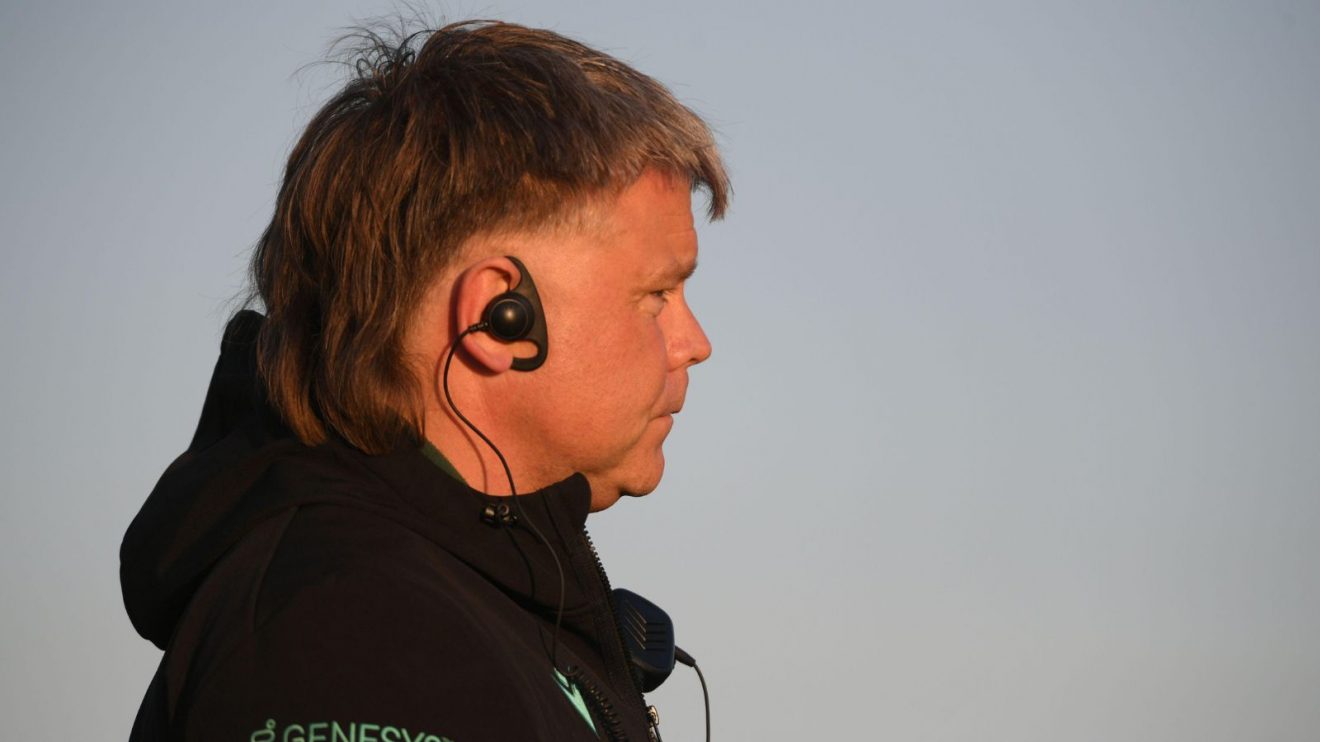 Cullie Tucker watches Connacht warming up