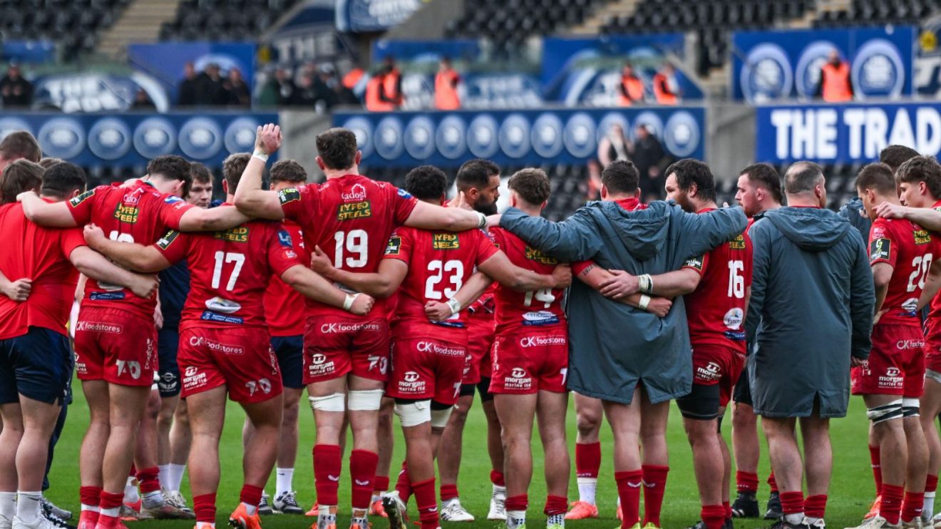 Scarlets players in a post-match huddle after a URC game