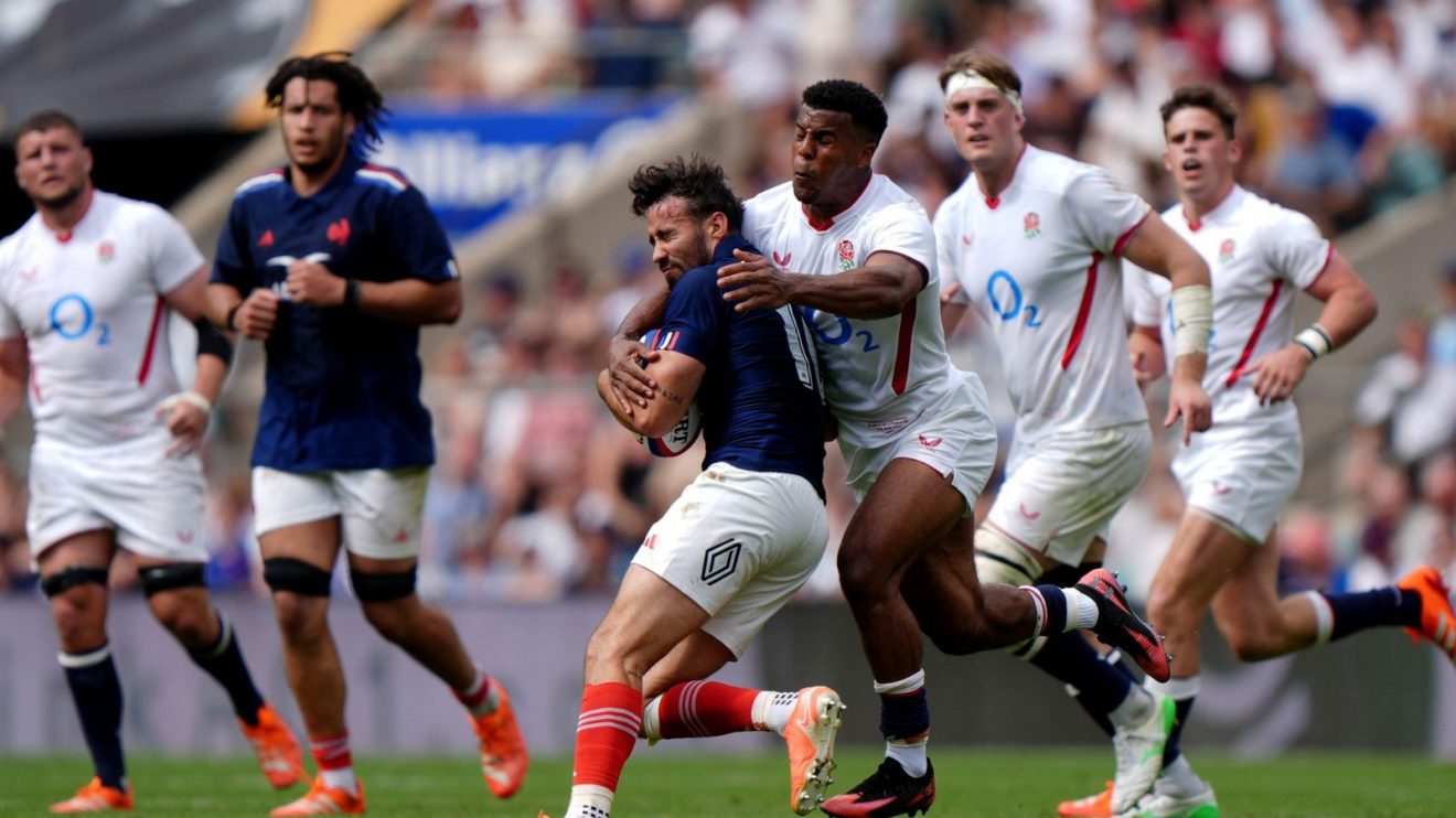Immanuel Feyi-Waboso tackling Antoine Hastoy