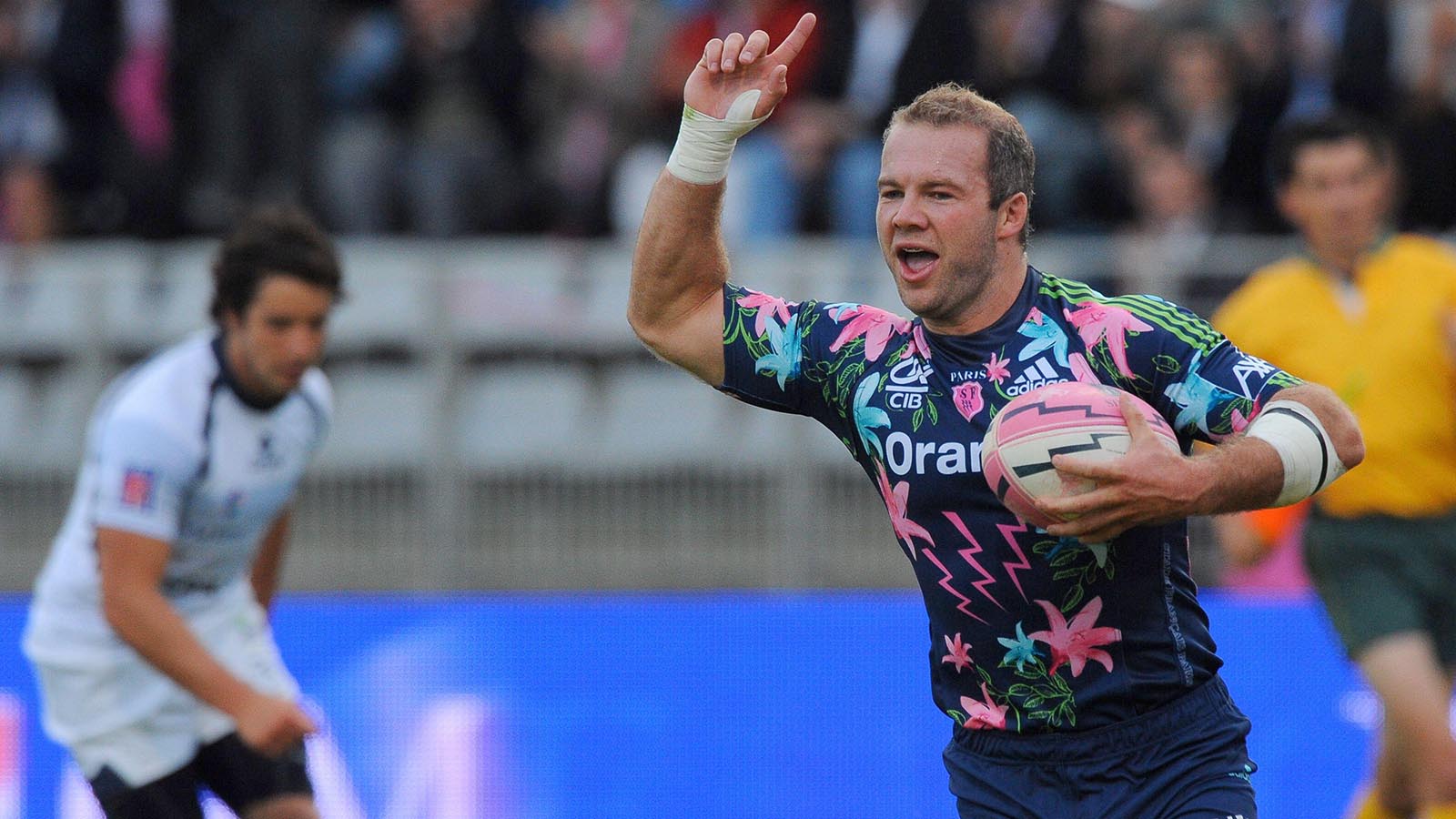 Ollie Phillips celebrates for Stade Francais