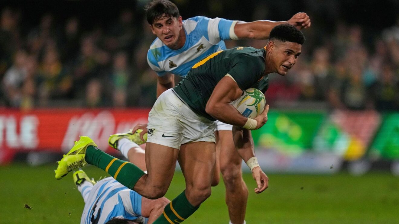 Sacha Feinberg-Mngomezulu carrying the ball into contact v Los Pumas
