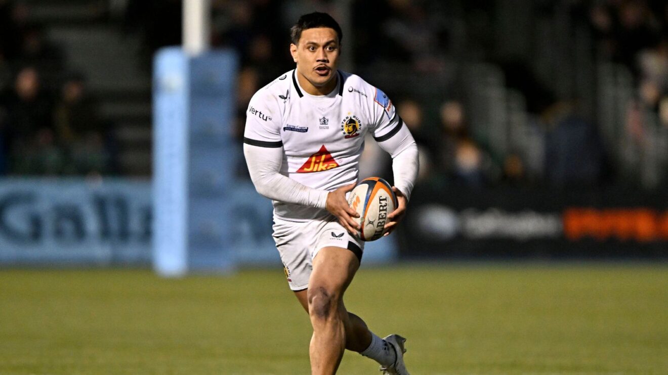 Len Ikitau carrying the ball for Exeter Chiefs in 2025